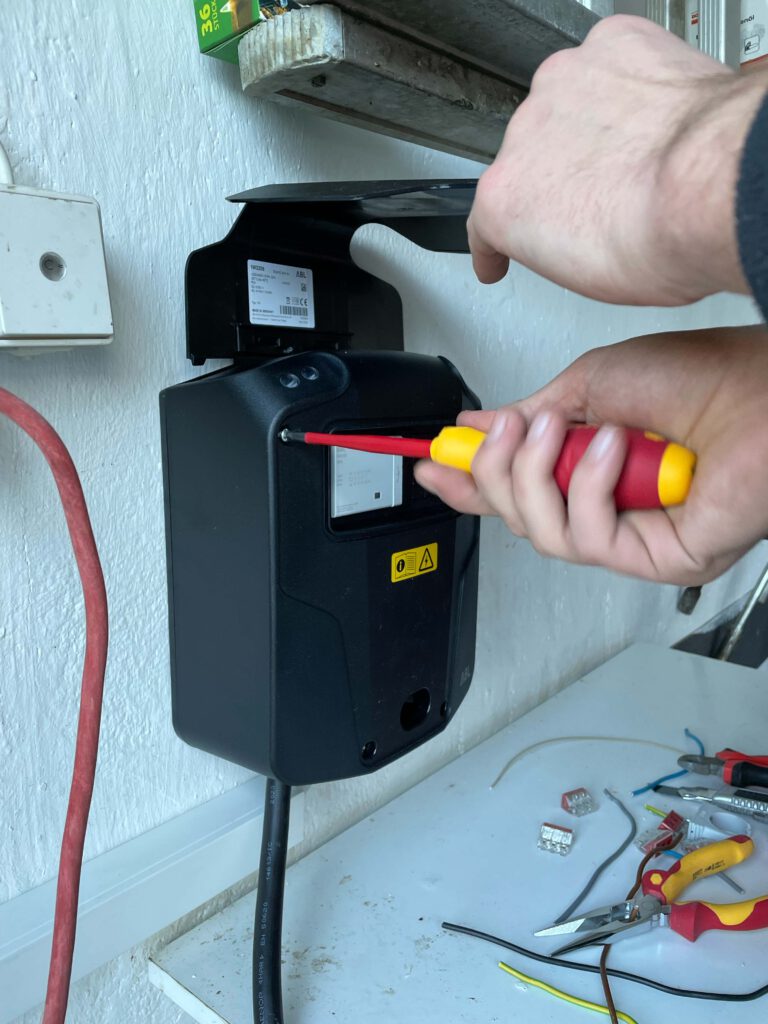 Photovoltaik Solaranlage Smart home Elektriker Elektro Elektrik Wärmepumpe Wärme Heizen Heizung Wallbox Solar Ladestation Emobilität Herdorf Siegen Neunkirchen Betzdorf Burbach Altenkirchen Westerwald Eauto Laden Sparen Stromkosten Meister