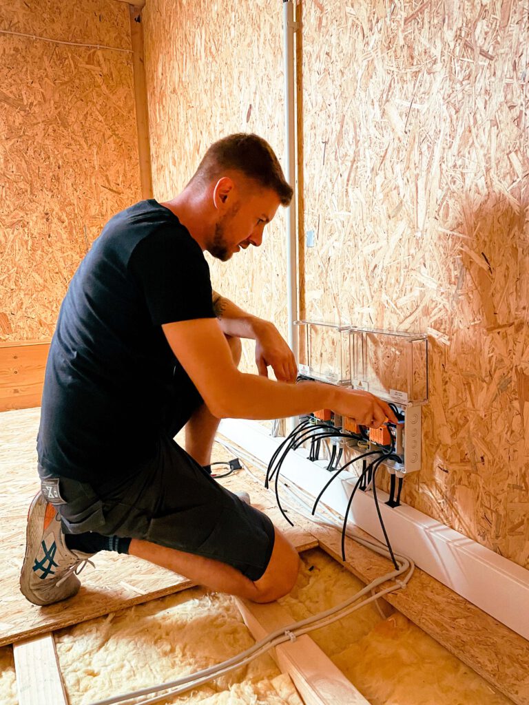 Photovoltaik Solaranlage Smart home Elektriker Elektro Elektrik Wärmepumpe Wärme Heizen Heizung Wallbox Solar Ladestation Emobilität Herdorf Siegen Neunkirchen Betzdorf Burbach Altenkirchen Westerwald Eauto Laden Sparen Stromkosten Meister