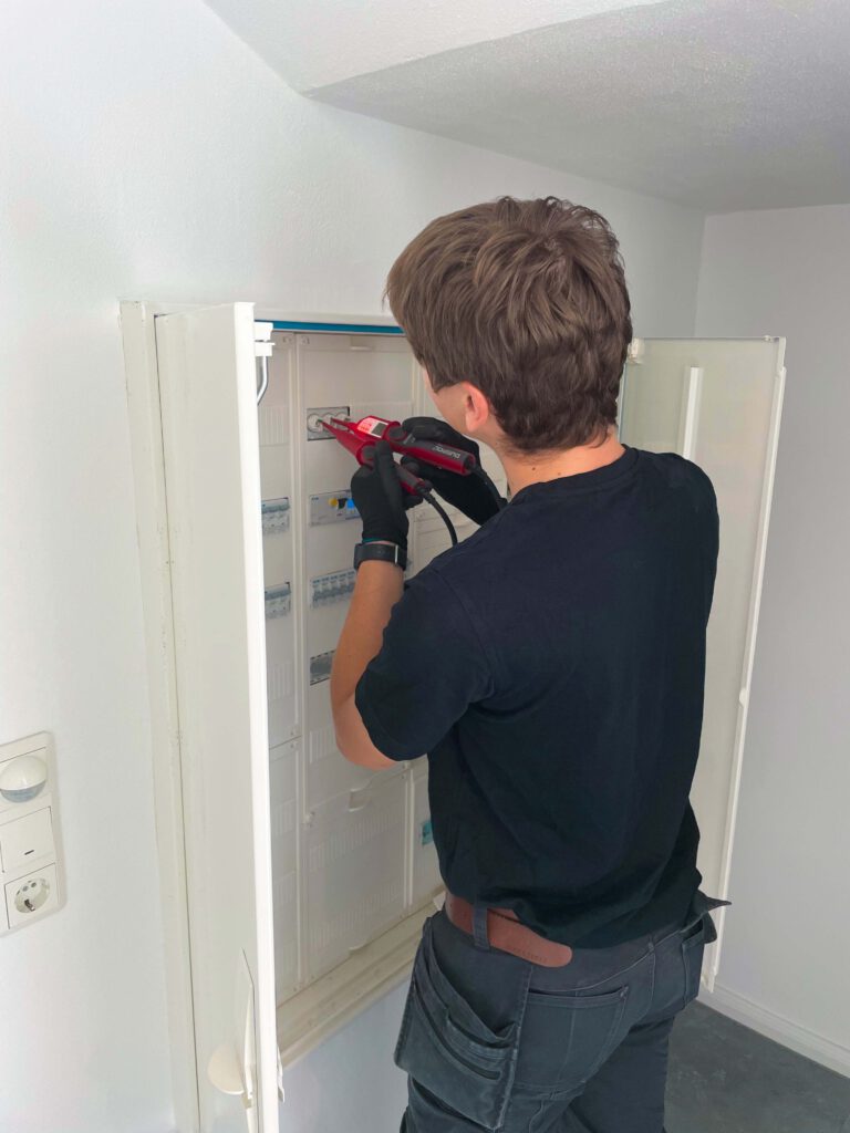 Photovoltaik Solaranlage Smart home Elektriker Elektro Elektrik Wärmepumpe Wärme Heizen Heizung Wallbox Solar Ladestation Emobilität Herdorf Siegen Neunkirchen Betzdorf Burbach Altenkirchen Westerwald Eauto Laden Sparen Stromkosten Meister