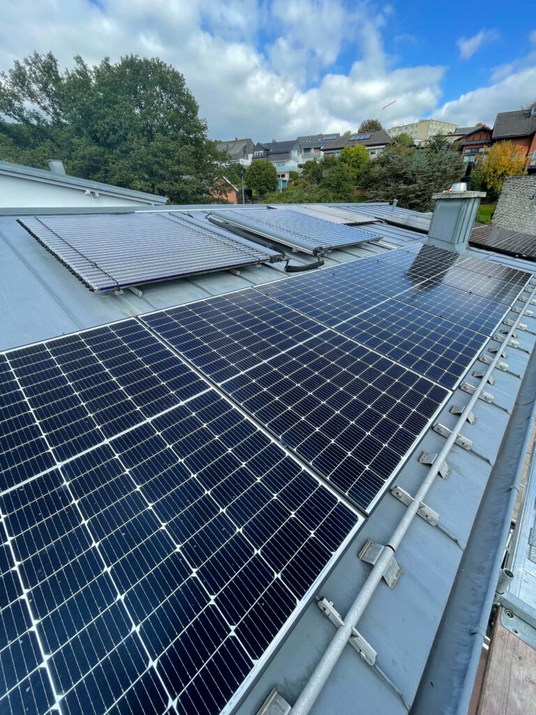 Photovoltaik Solaranlage Smart home Elektriker Elektro Elektrik Wärmepumpe Wärme Heizen Heizung Wallbox Solar Ladestation Emobilität Herdorf Siegen Neunkirchen Betzdorf Burbach Altenkirchen Westerwald Eauto Laden Sparen Stromkosten Meister