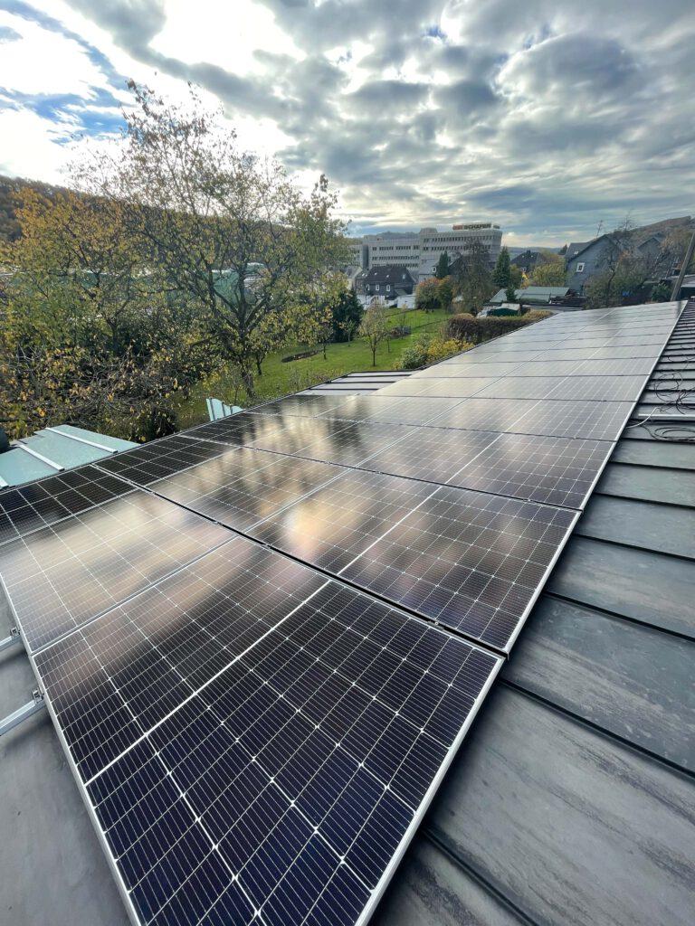 Photovoltaik Solaranlage Smart home Elektriker Elektro Elektrik Wärmepumpe Wärme Heizen Heizung Wallbox Solar Ladestation Emobilität Herdorf Siegen Neunkirchen Betzdorf Burbach Altenkirchen Westerwald Eauto Laden Sparen Stromkosten Meister