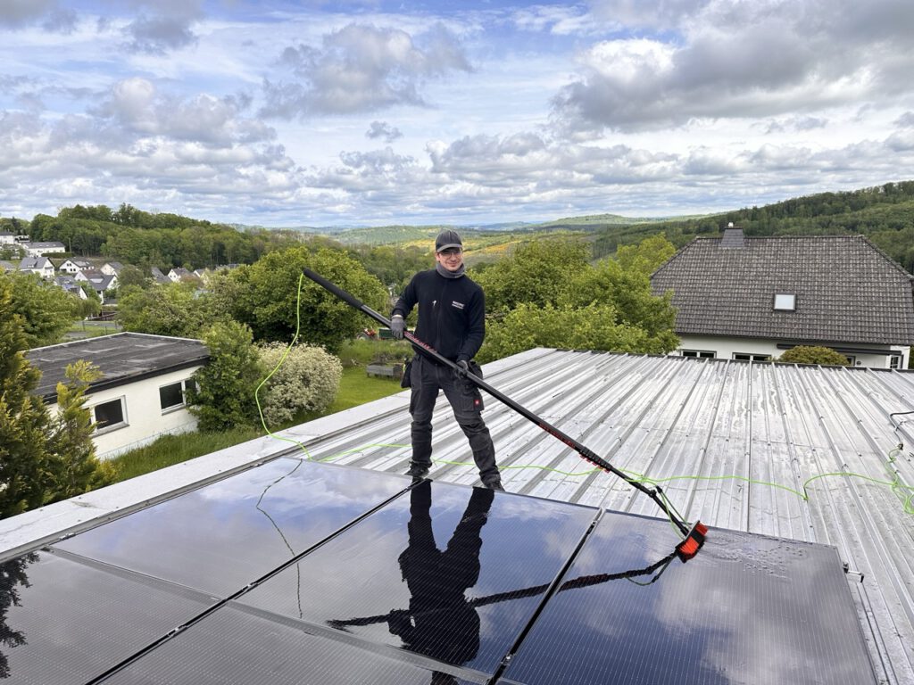 Professionelle Reinigung einer Photovoltaikanlage