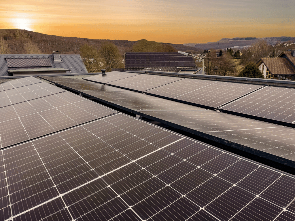 Photovoltaik Solaranlage Smart home Elektriker Elektro Elektrik Wärmepumpe Wärme Heizen Heizung Wallbox Solar Ladestation Emobilität Herdorf Siegen Neunkirchen Betzdorf Burbach Altenkirchen Westerwald Eauto Laden Sparen Stromkosten Meister