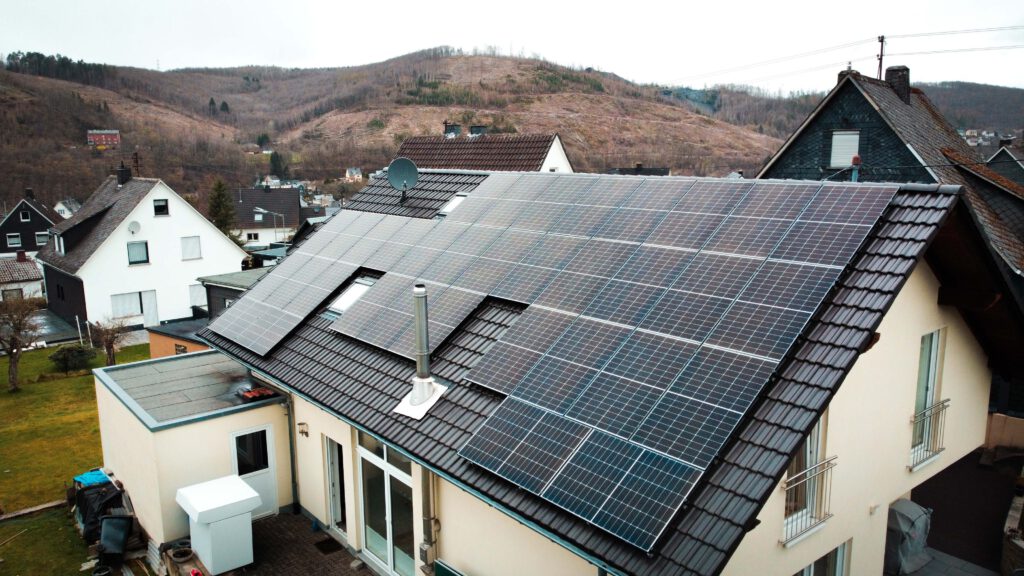 Photovoltaik Solaranlage Smart home Elektriker Elektro Elektrik Wärmepumpe Wärme Heizen Heizung Wallbox Solar Ladestation Emobilität Herdorf Siegen Neunkirchen Betzdorf Burbach Altenkirchen Westerwald Eauto Laden Sparen Stromkosten Meister