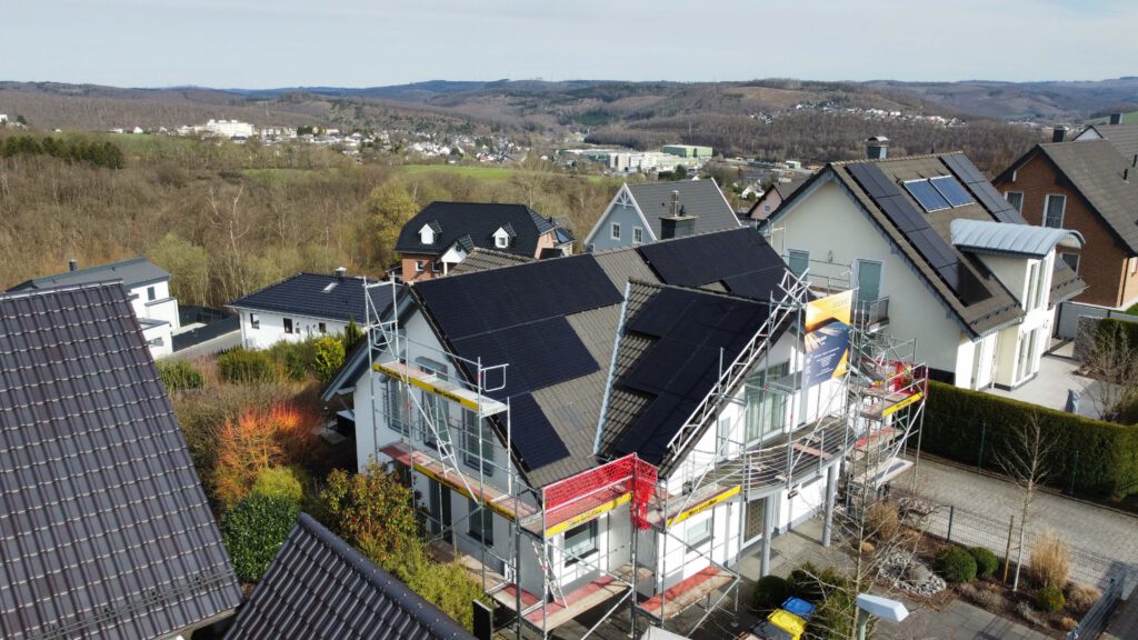 Photovoltaik Solaranlage Smart home Elektriker Elektro Elektrik Wärmepumpe Wärme Heizen Heizung Wallbox Solar Ladestation Emobilität Herdorf Siegen Neunkirchen Betzdorf Burbach Altenkirchen Westerwald Eauto Laden Sparen Stromkosten Meister