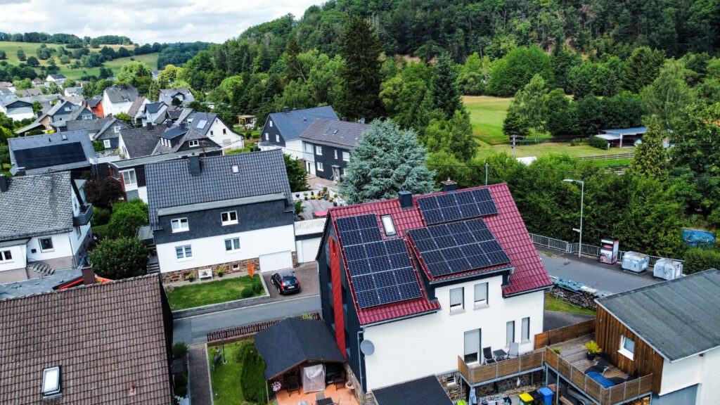 Photovoltaik Solaranlage Smart home Elektriker Elektro Elektrik Wärmepumpe Wärme Heizen Heizung Wallbox Solar Ladestation Emobilität Herdorf Siegen Neunkirchen Betzdorf Burbach Altenkirchen Westerwald Eauto Laden Sparen Stromkosten Meister