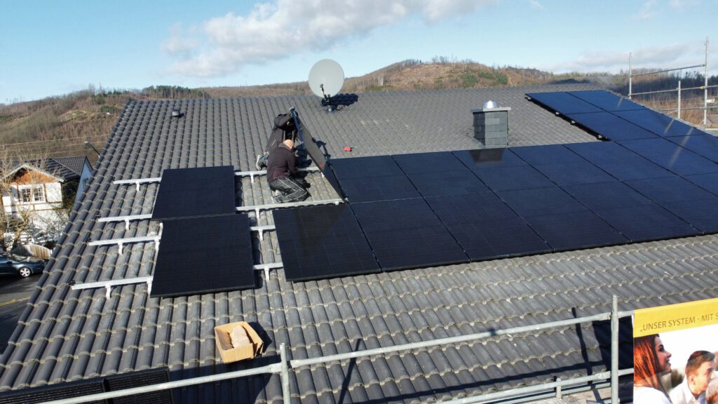 Photovoltaik Solaranlage Smart home Elektriker Elektro Elektrik Wärmepumpe Wärme Heizen Heizung Wallbox Solar Ladestation Emobilität Herdorf Siegen Neunkirchen Betzdorf Burbach Altenkirchen Westerwald Eauto Laden Sparen Stromkosten Meister